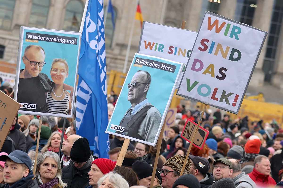 Акция протеста у здания Рейхстага против сотрудничества CDU с AfD , Берлин, 2 февраля 2025 года. Фото: Hannibal Hanschke / EPA