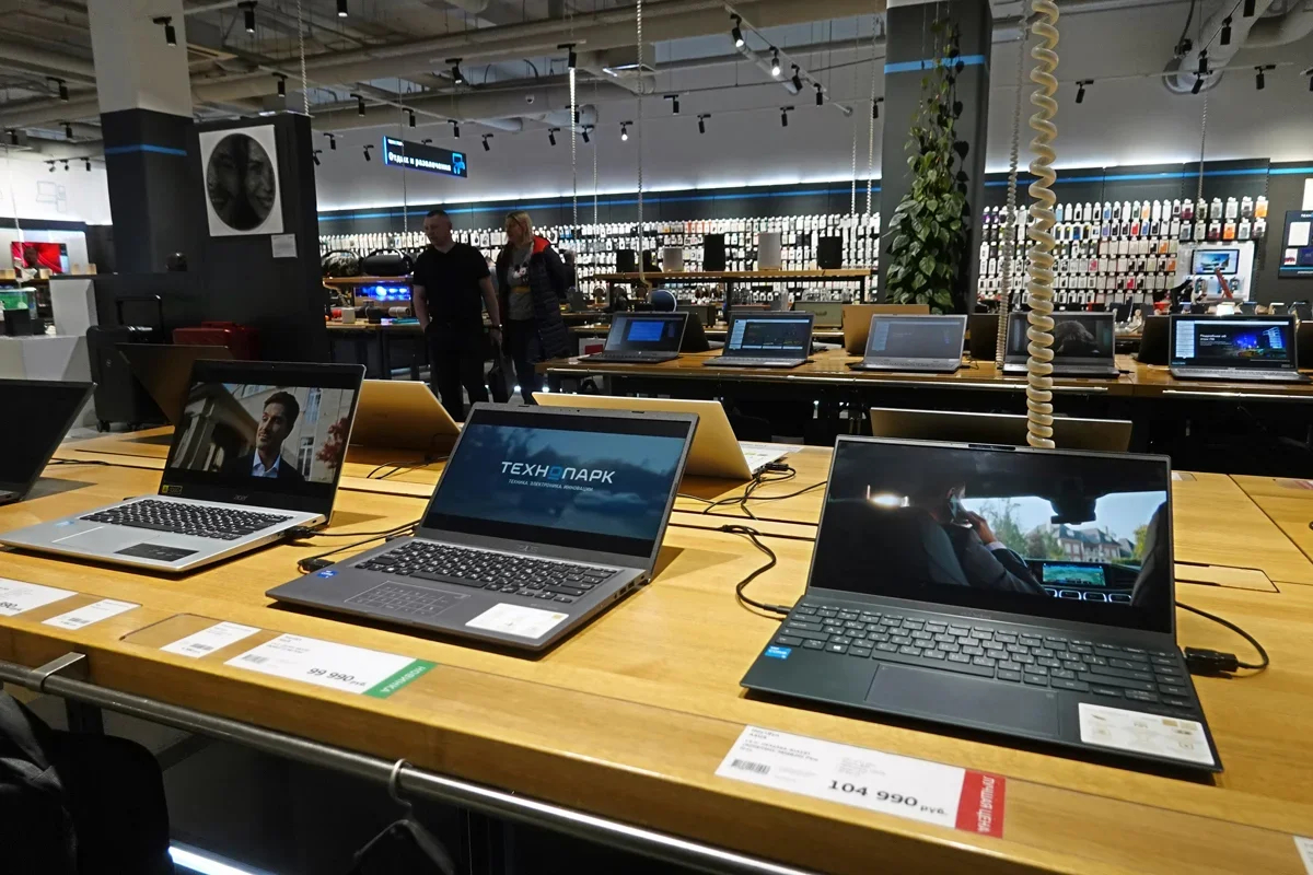 Russian-made laptops on sale at a Moscow electronics shop, 23 March 2022. Photo: EPA / Maxim Shipenkov