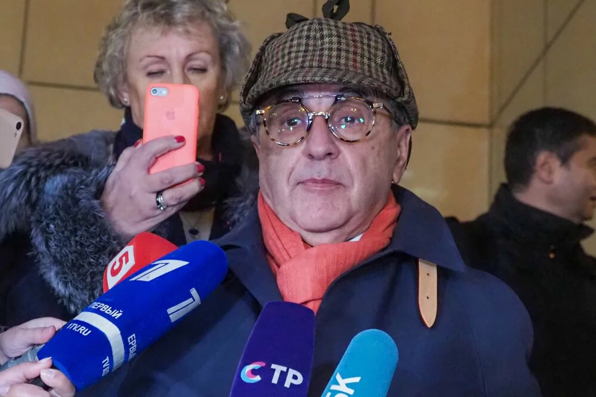Адвокат семьи погибшего Сергея Захарова Александр Добровинский у здания Мосгорсуда, 22 октября 2020 года. Фото: Денис Гришкин / АГН «Москва»