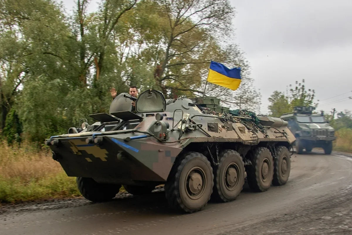 A Ukrainian serviceman in an armoured personnel carrier near the village of Kozacha Lopan, north of Kharkiv, September 2022. Photo: Sergey Kozlov / EPA-EFE