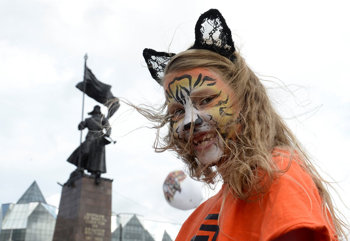 Девушка в маске во время празднования Дня тигра, Владивосток, Россия, 24 сентября 2017 года. Фото: Юрий Мальцев / REUTERS / Scanpix / LETA