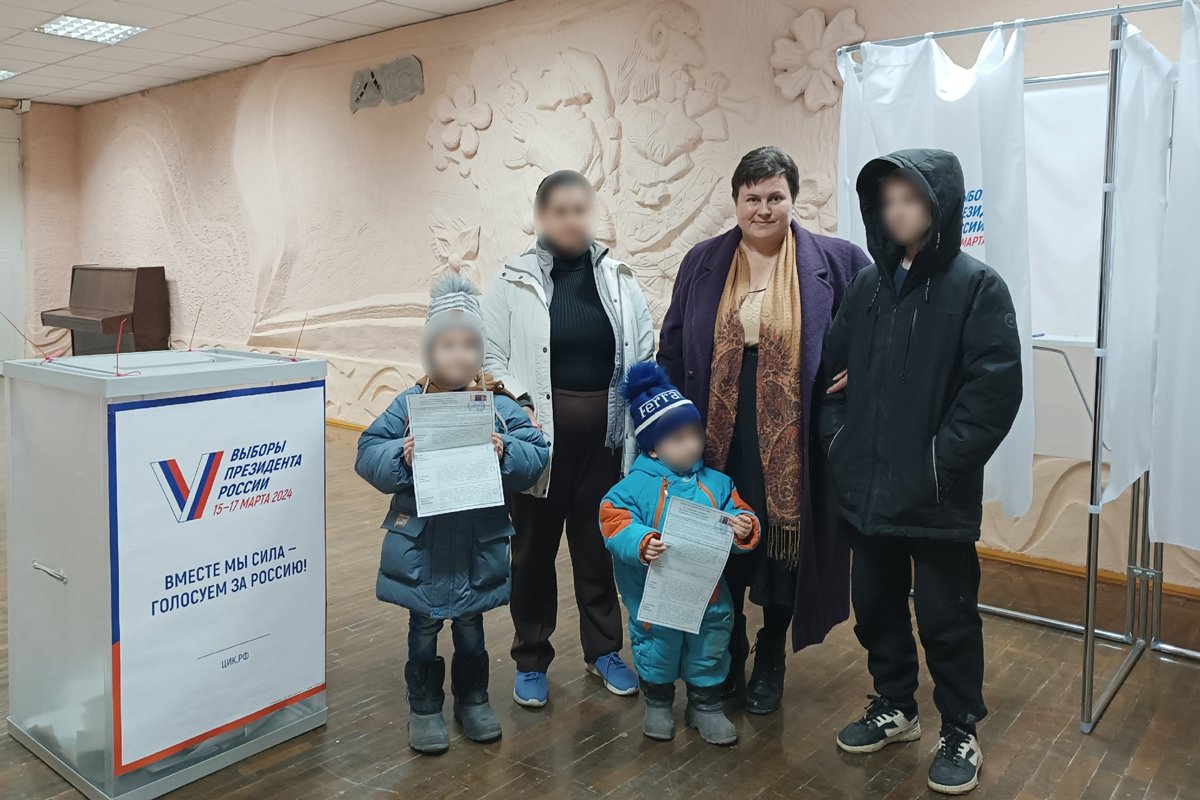 Людмила с детьми на выборах, 17 марта 2024 года. Фото с личной страницы Людмилы Борзило в VK
