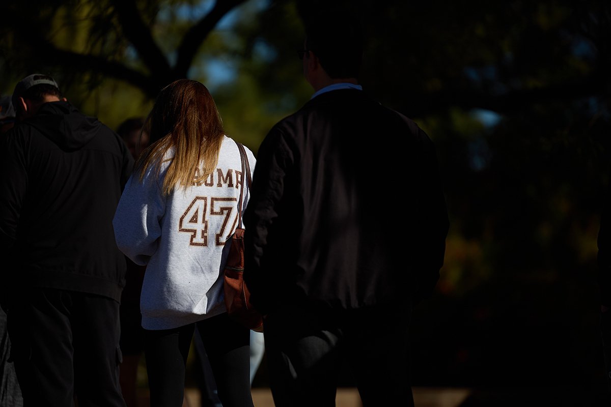 Сторонник Трампа в очереди, чтобы проголосовать в день выборов в Скоттсдейле, штат Аризона, 5 ноября 2024 года. Фото: Allison Dinner / EPA-EFE