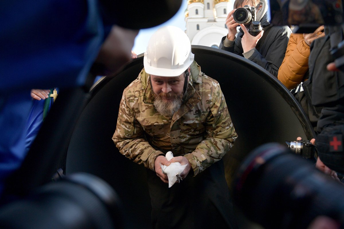 Православный священник Алексей Скрипкин, участник специальной военной операции, позирует внутри макета газопровода у Храма-на-Крови в Екатеринбурге, 25 марта 2025 года. Фото: Павел Лисицын / Спутник / Imago Images / Scanpix / LETA