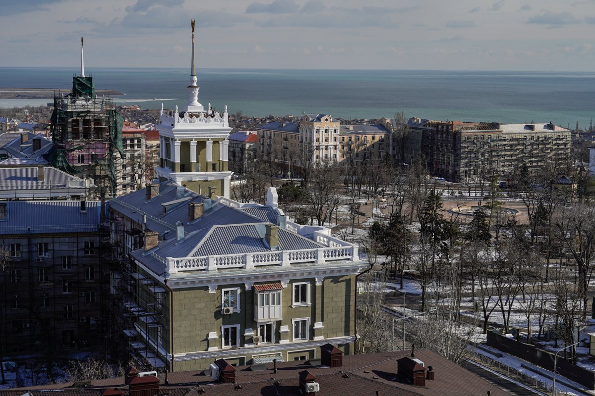 Вид на центр Мариуполя, 16 февраля 2025 года. Фото: EPA