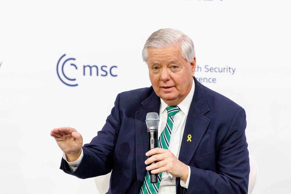 Линдси Олин Грэм, американский политик от Республиканской партии, выступает в главном зале конференц-отеля Bayerischer Hof в Мюнхене (Бавария) 15 февраля 2025 года. Фото: Matthias Balk / dpa