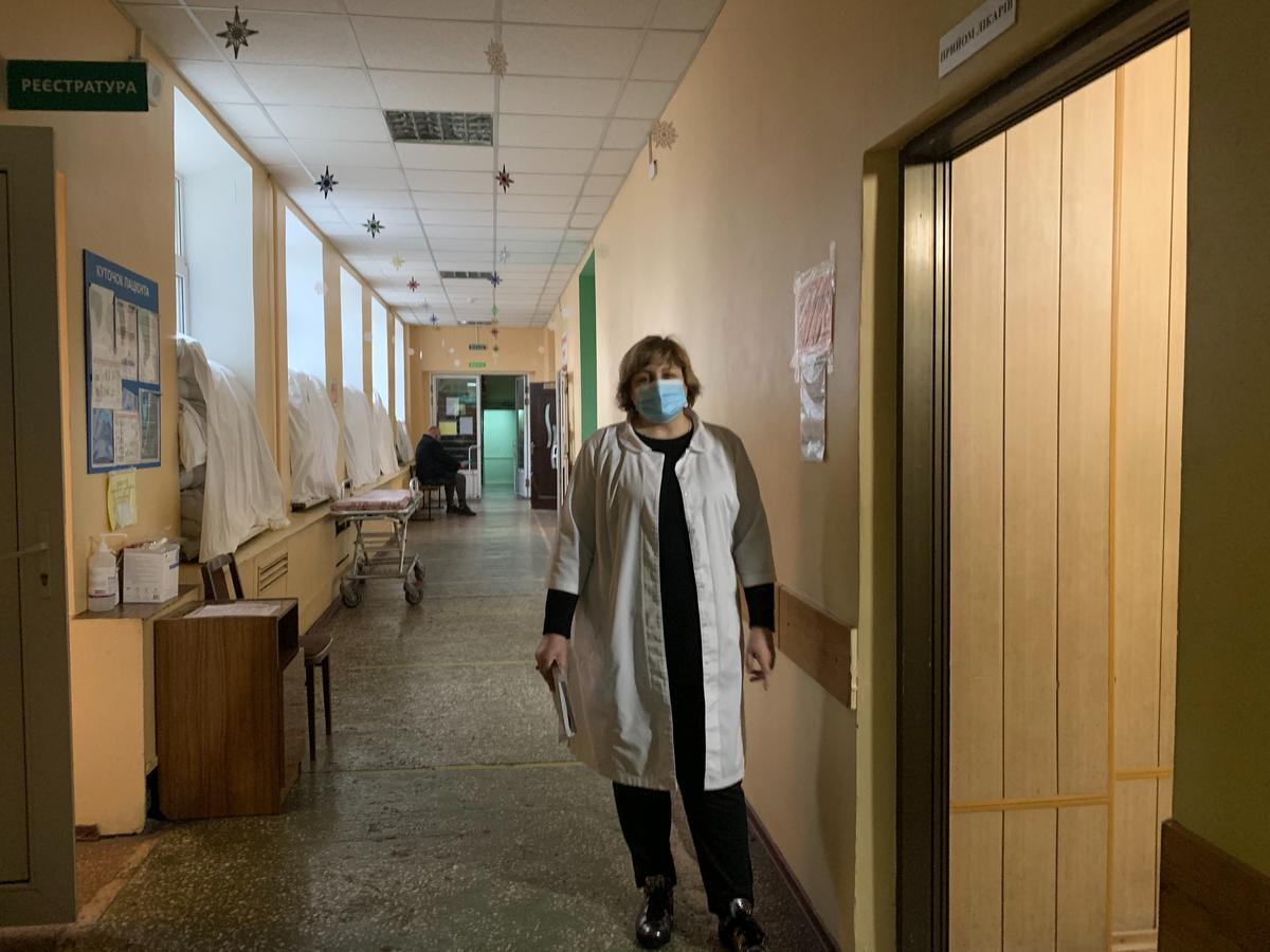 Детская областная больница, Татьяна Покотилова, заместитель генерального директора, в коридоре больничного корпуса, где окна заложены мешками с песком. Фото: Ольга Мусафирова, для «Новой газеты Европа»