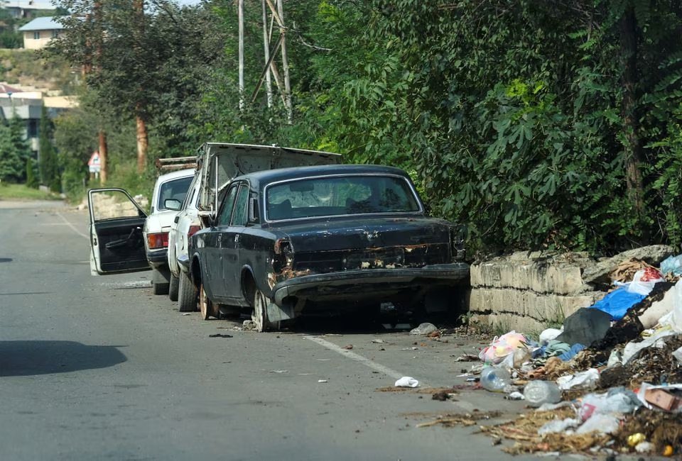 Брошенные машины в Степанакерте 2 октября 2023. Фото:  Twitter