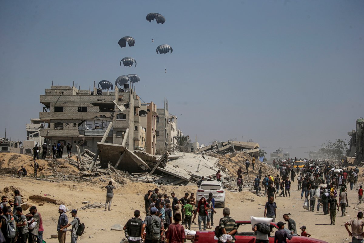 Груз с гуманитарной помощью, сброшенный с воздуха армией Иордании, приземляется на севере сектора Газа, 27 июля 2025 года. Фото: Mohammed Saber / EPA