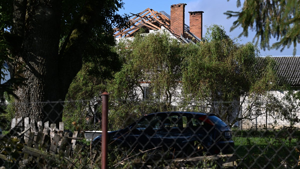 Польские военные на месте падения российского дрона в деревне Войынь, Польша, 10 сентября 2025 года. Фото: Wojtek Jargilo / EPA