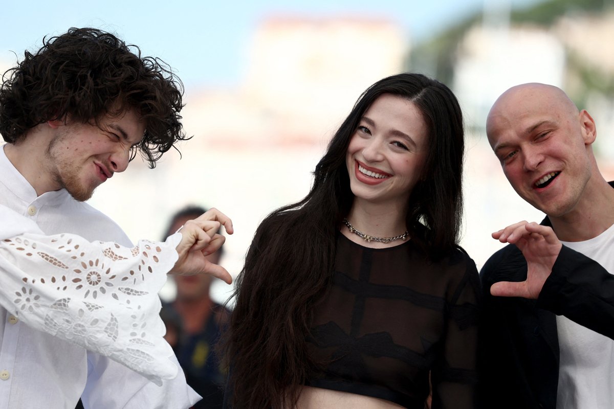 Актёры Майки Мэдисон, Юрий Борисов и Марк Эйдельштейн позируют на фотоколле фильма «Анора» во время Каннского кинофестиваля, Франция, 22 мая 2024 года. Фото: Фото: Yara Nardi / Reuters / Scanpix / LETA