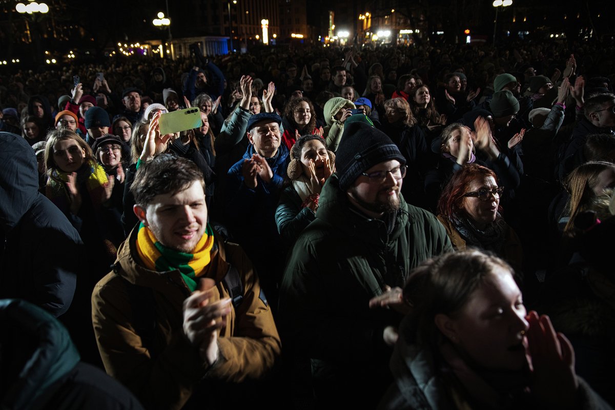 Встречающие создателей мультфильма в Риге, 5 марта 2025 года. Фото: Влад Докшин / «Новая-Европа»