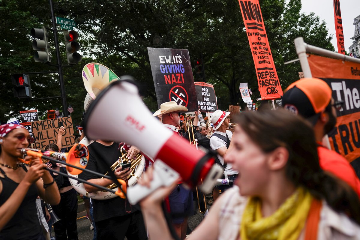 Участники акции «Никаких королей» в Вашингтоне, округ Колумбия, 14 июня 2025 года. Фото: Will Oliver / EPA