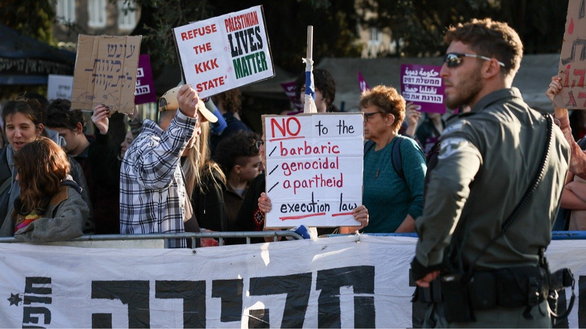 В Израиле приняли закон о смертной казни, который фактически касается палестинцев, осужденных за теракты