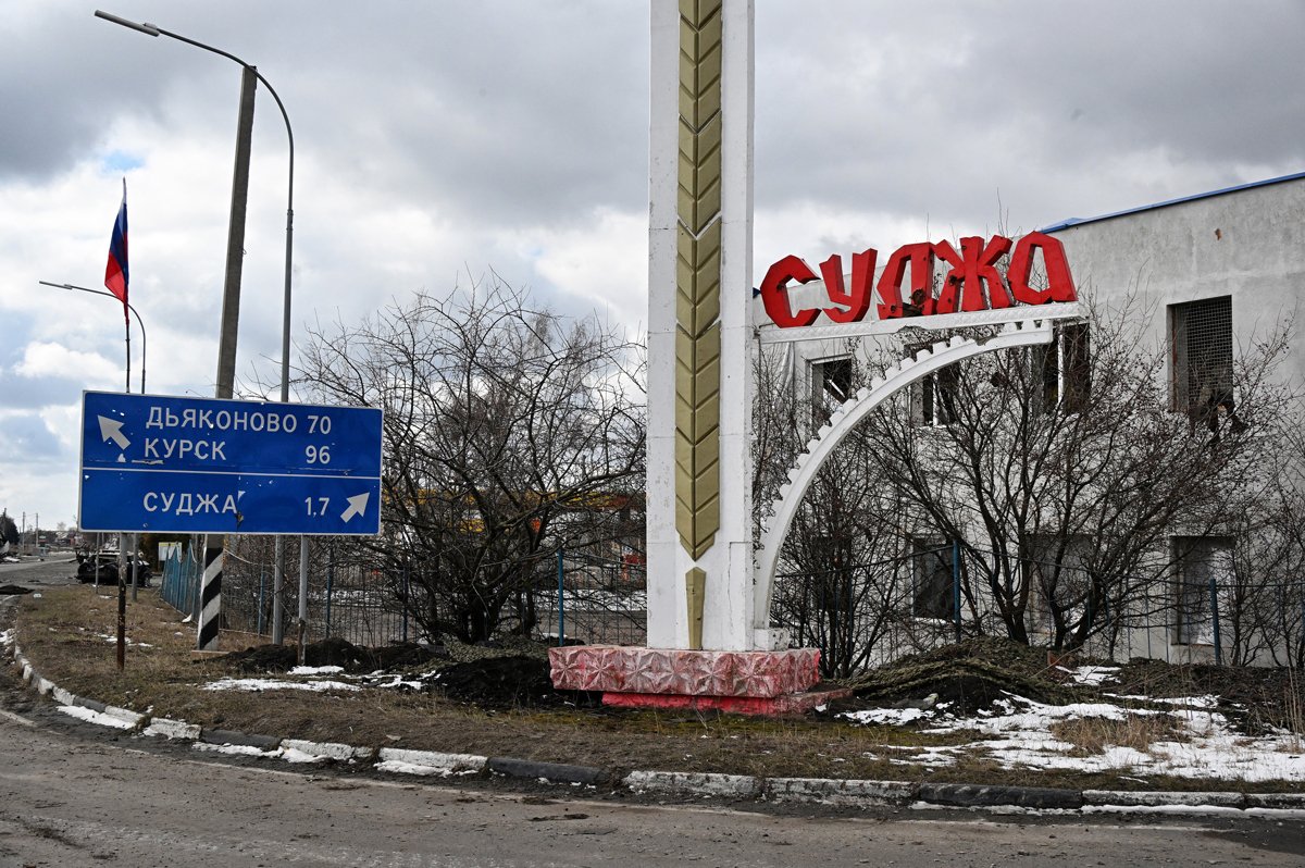 Стелла на въезде в Суджу после отхода украинских войск из города, Курская область, 19 марта 2025 года. Фото: Анатолий Жданов / Коммерсантъ / Sipa USA / Vida Press