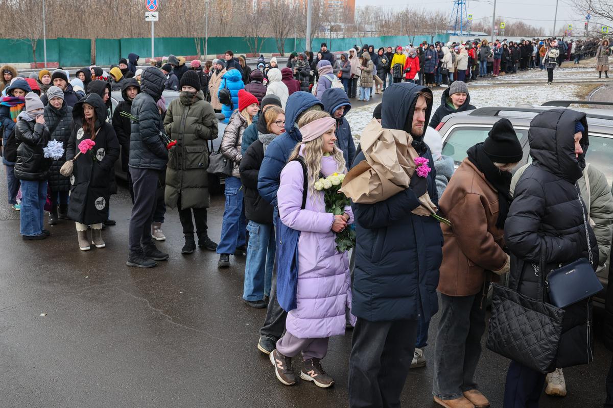 Люди стоят в очереди, чтобы посетить могилу Алексея Навального в первую годовщину его смерти на Борисовском кладбище в Москве, 16 февраля 2025 года. Фото: Максим Шипенков / EPA