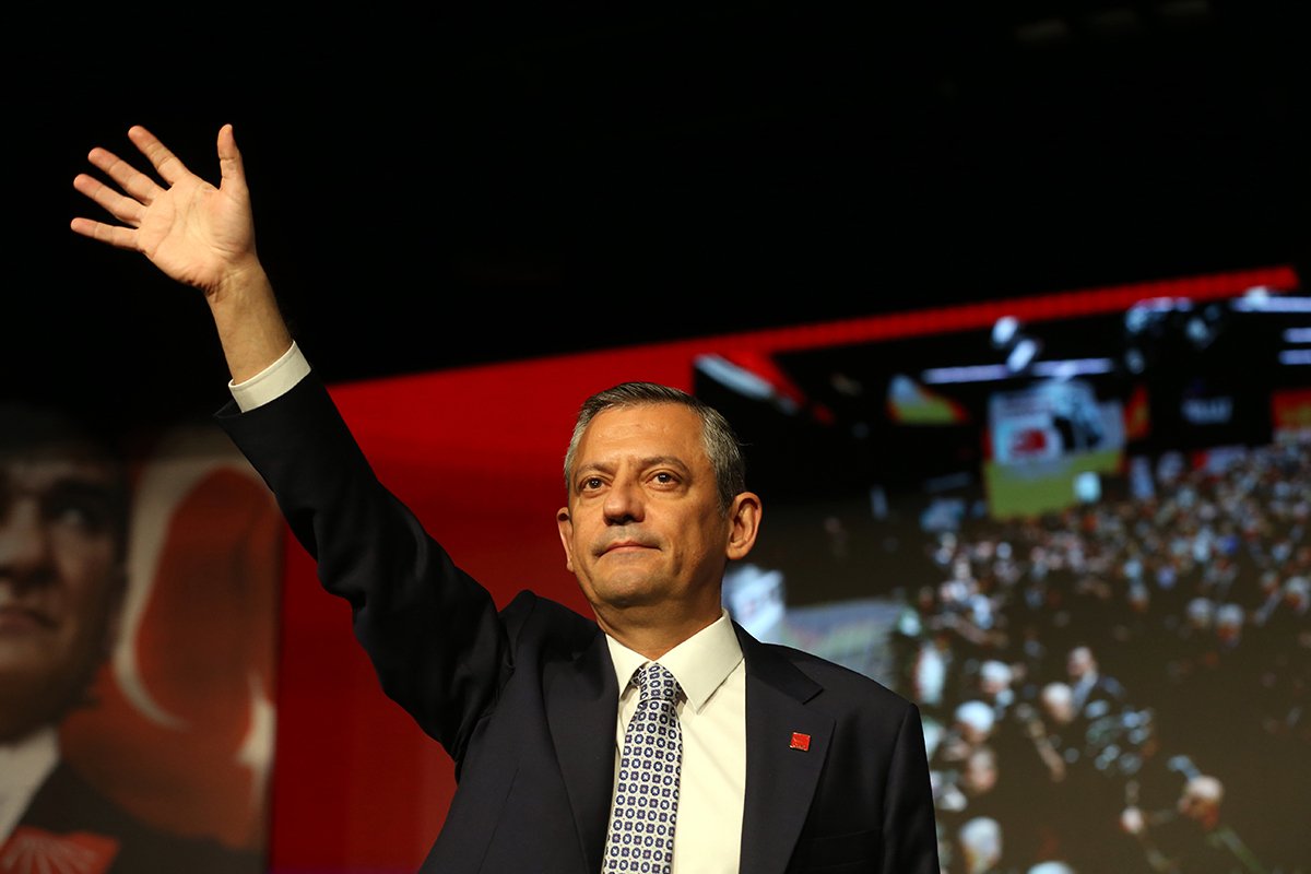 Лидер оппозиционной Республиканской народной партии Турции (НРП) Озгюр Озель на внеочередном съезде партии в Анкаре, Турция, 6 апреля 2025 года. Фото: Necati Savas / EPA-EFE