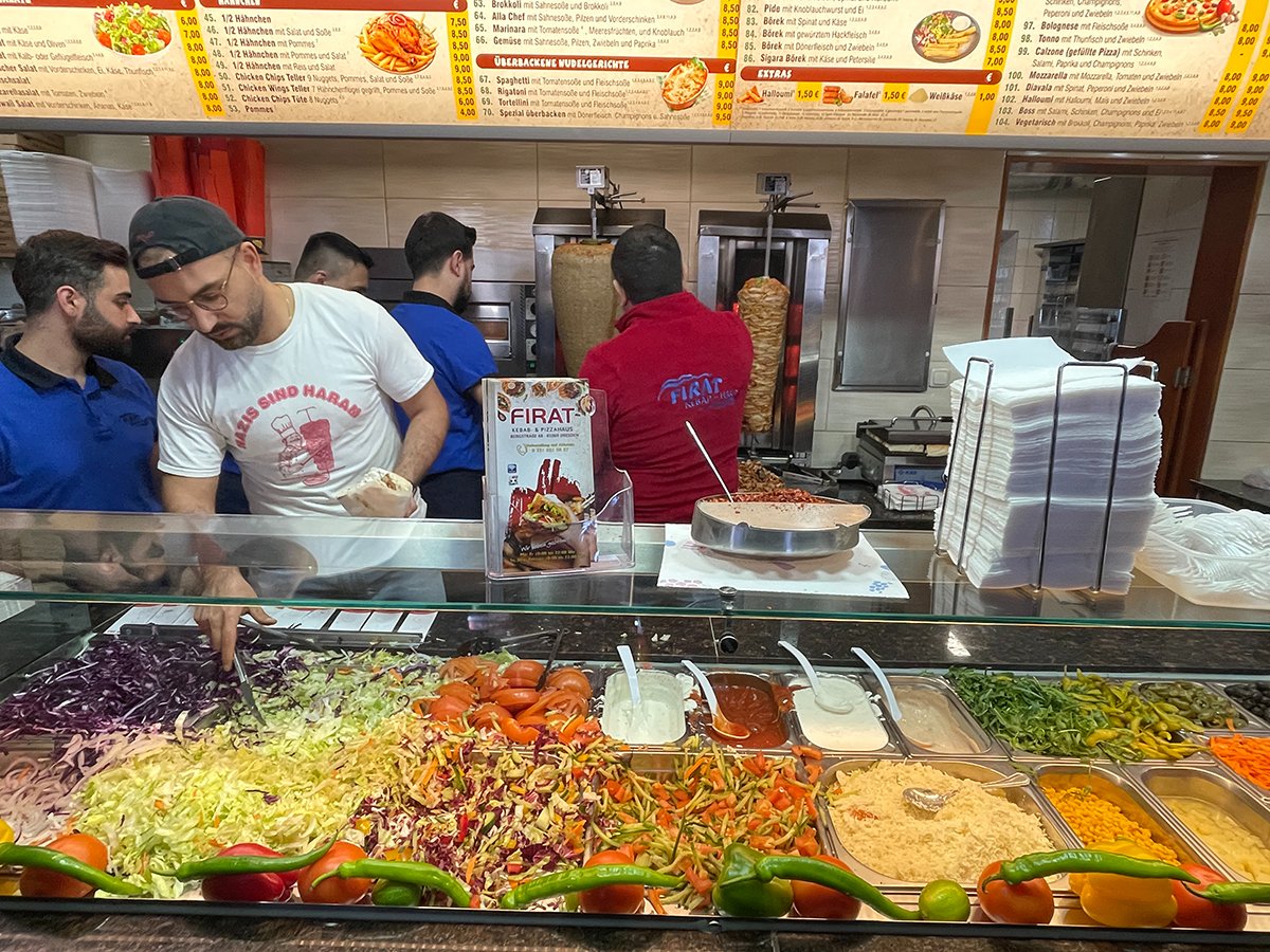 Кебабная в Дрездене. Фото: Илья Азар / «Новая газета Европа»