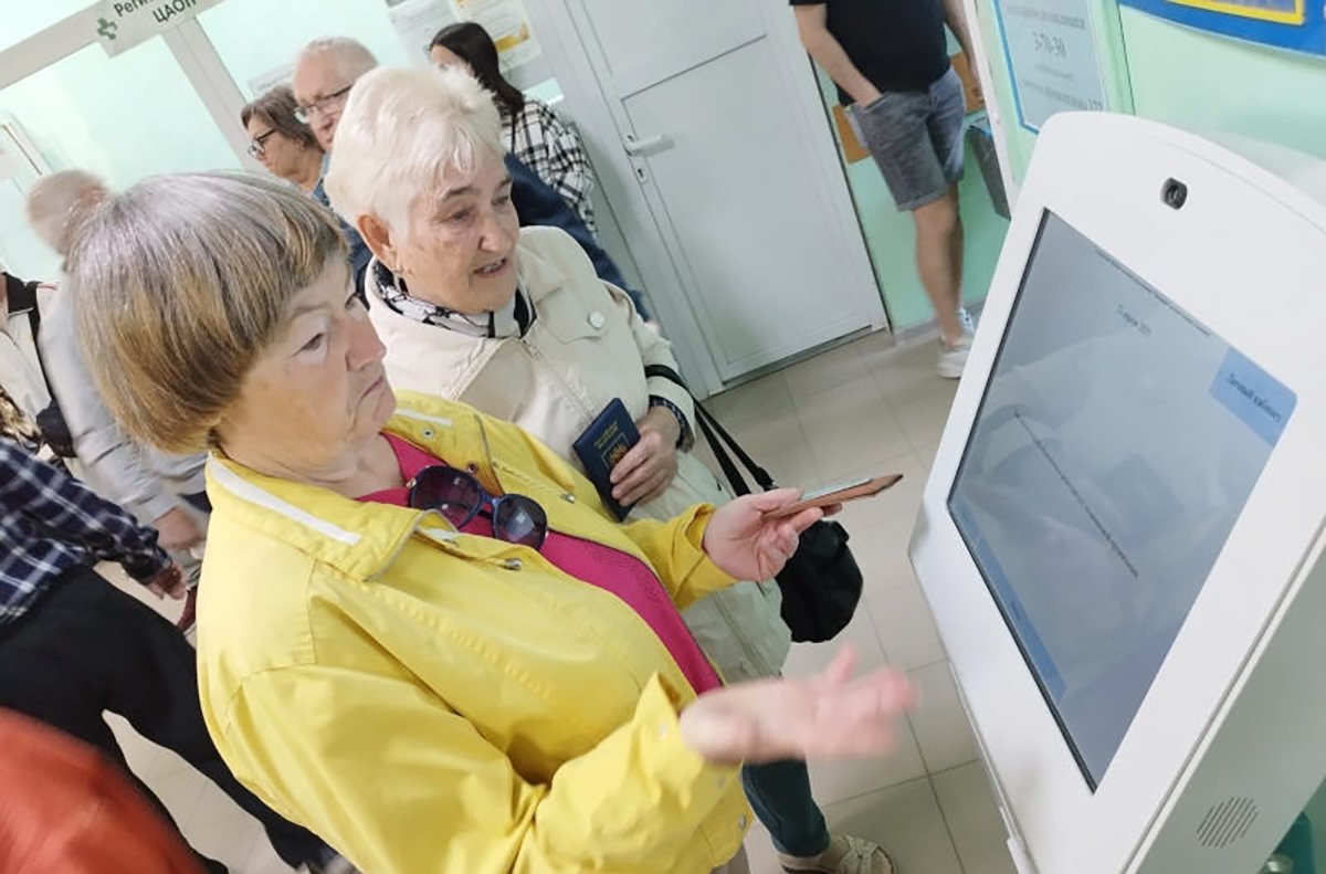 Люди у автомата, выдающего талоны. Фото:  infokam.su