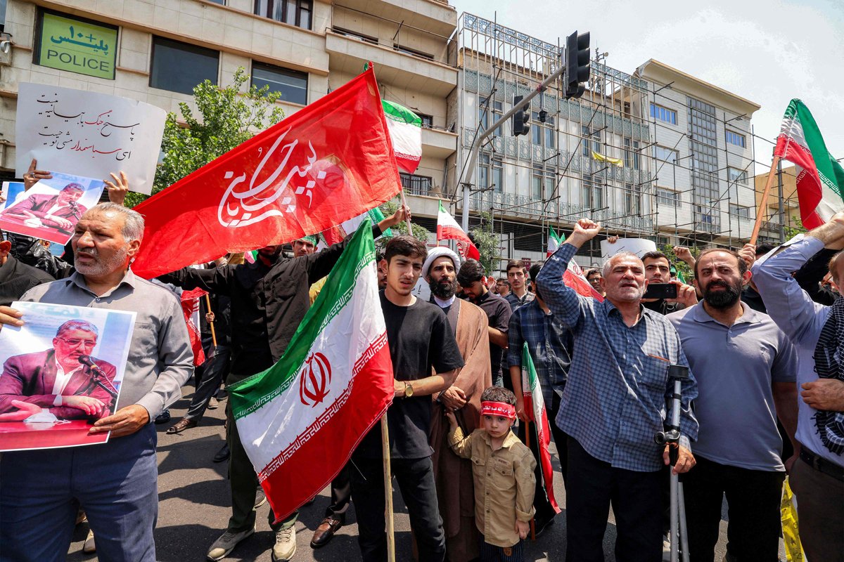 Участники митинга, выступающие против серии израильских ударов по Ирану в центре Тегерана, 13 июня 2025 года. Фото: Atta Kenare / AFP / Scanpix / LETA