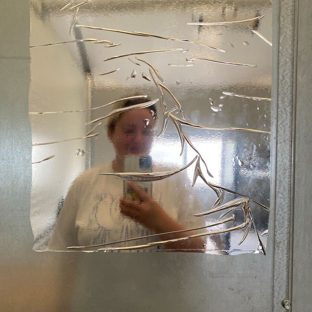 Отражение Наташи в фольгированной пленке, используемой в качестве зеркала. Фото предоставлено героине