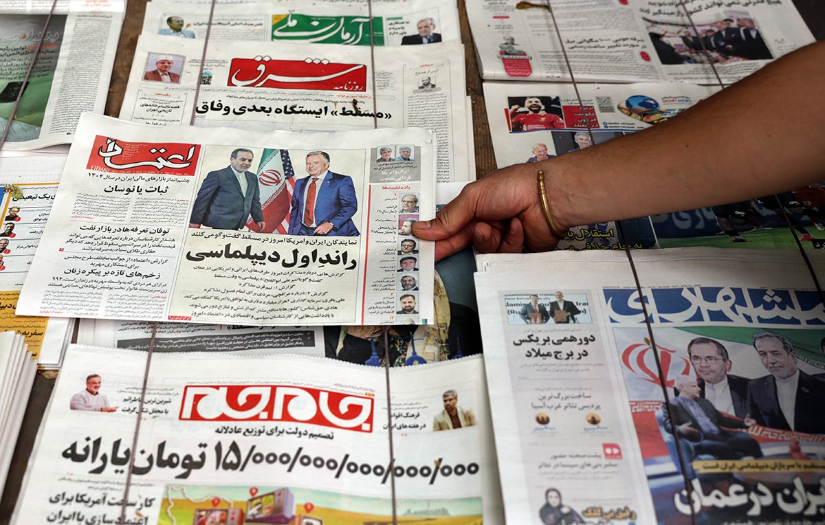 Номер иранской ежедневной газеты «Этемад» под заголовком «Первый раунд дипломатии» с фотографией министра иностранных дел Ирана Аббаса Арагчи и специального посланника США на Ближнем Востоке Стива Уиткоффа в киоске в Тегеране, Иран, 12 апреля 2025 года. Фото: Abedin Taherkenareh / EPA-EFE