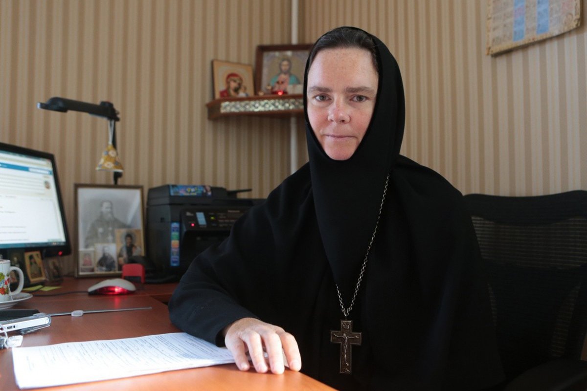 Игумения Ксения (Чернега) в своем кабинете, 2016 год. Фото: Владимир Ходаков /  Синодальный отдел по монастырям и монашеству РПЦ