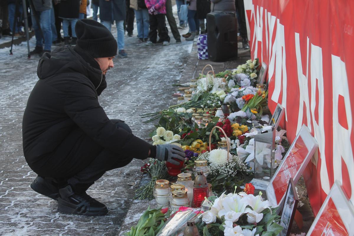 Люди возлагают цветы и ставят свечи на акции в память об Алексее Навальном в Вильнюсе, Литва, 16 февраля 2025 года. Фото: Александр Песков