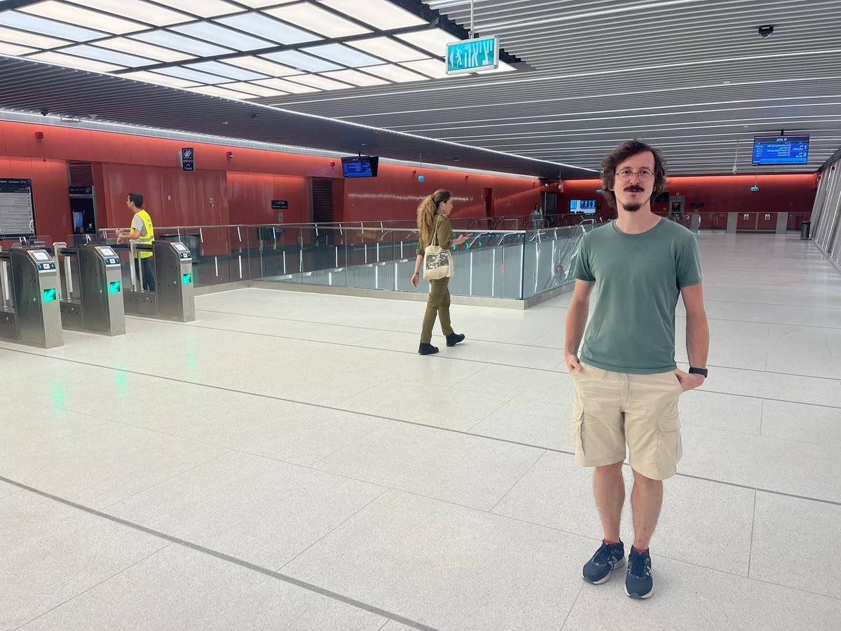 Константин Коновалов на одной из станций метротрамвая в Рамат-Гане. Фото: «Новая газета Европа»