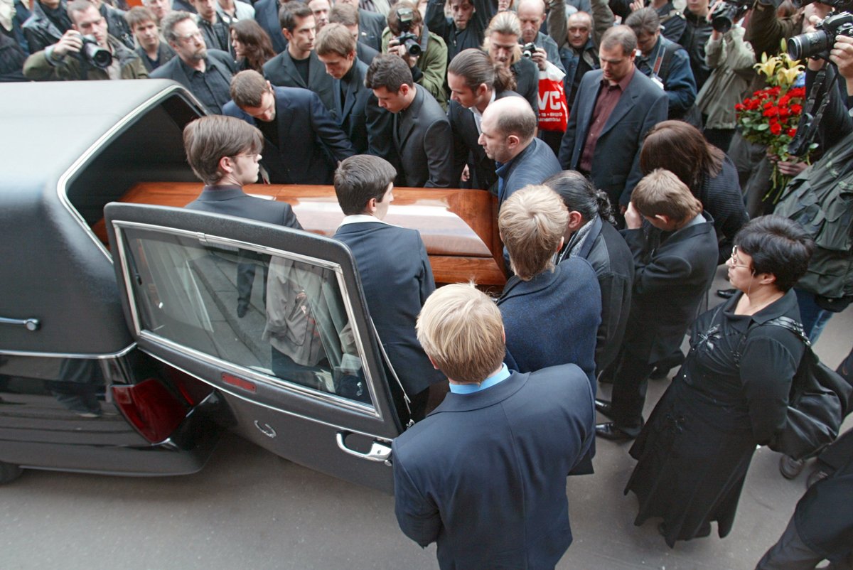 Церемония прощания с продюсером Юрием Айзеншписом, Москва, 23 сентября 2005 года. Фото: Дмитрий Лебедев / Коммерсантъ / Sipa USA / Vida Press