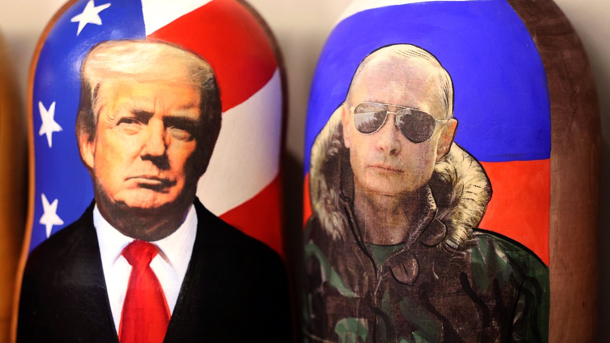 Матрёшки с изображением Владимира Путина и Дональда Трампа выставлены на продажу в сувенирной лавке в Москве, 19 мая 2025 года. Фото: Максим Шипенков / EPA