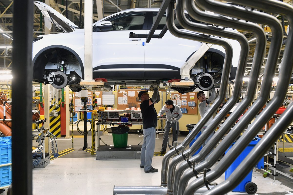 Новые автомобили на площадке дилера китайских марок в Подмосковье, 11 февраля 2025 года. Фото: Максим Шипенков / EPA