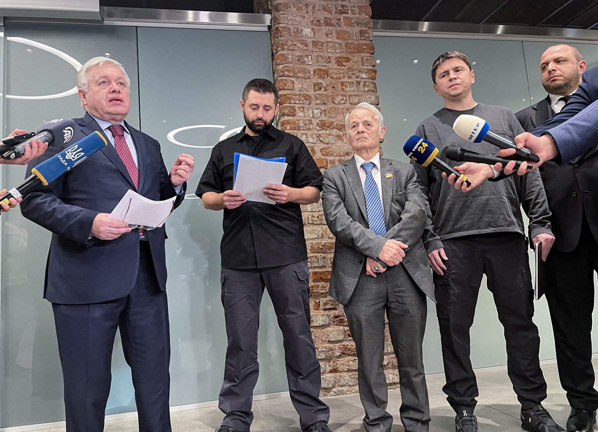 Члены украинской делегации (Александр Чалый, Михаил Подоляк, Мустафа Джемилев и Давид Арахамия) делают заявление для прессы после переговоров в Стамбуле, 29 марта 2022 года. Фото: Lokman Akkaya / Anadolu Agency / Abaca / Vida Press