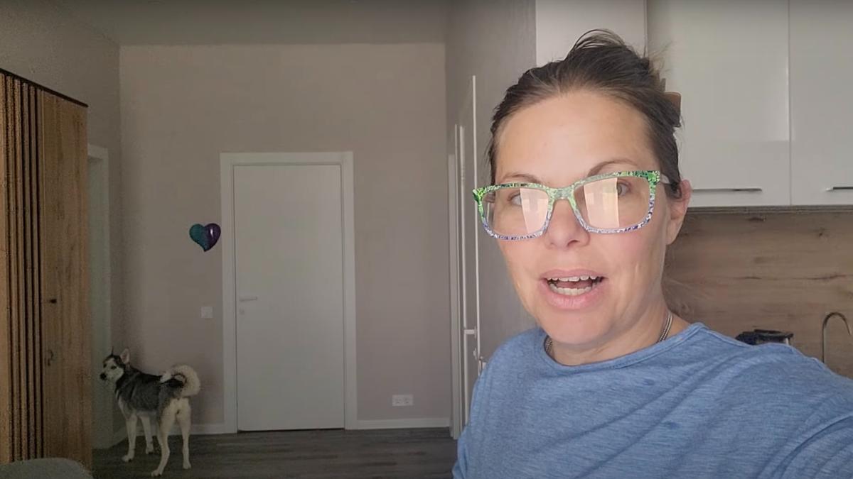 Деанна Хаффман в доме в Истре. Источник: YouTube / Huffman Time