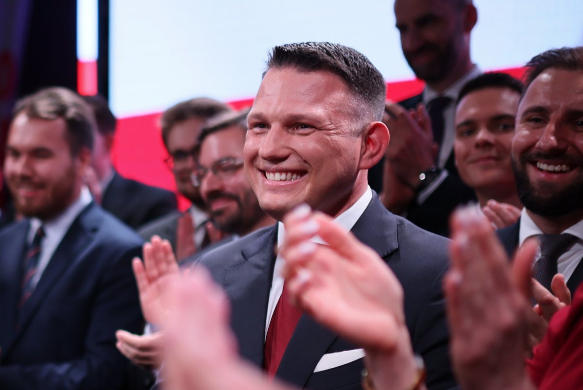 Славомир Ментцен выступает во время избирательного вечера в Варшаве, 18 мая 2025 года. Фото: Leszek Szymanski / EPA