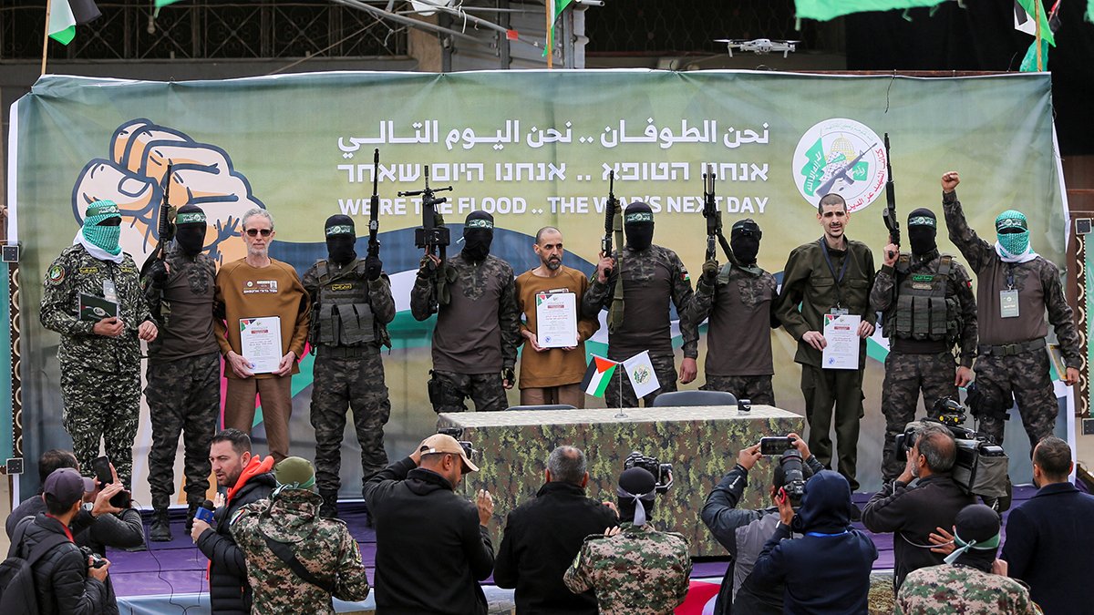 Ор Леви, Эли Шараби и Охад Бен Ами — заложники, удерживаемые в Газе с 7 октября 2023 года, освобождены боевиками ХАМАСа в рамках соглашения о прекращении огня и обмене заложниками между ХАМАС и Израилем в Дейр-эль-Балахе в центральной части сектора Газа 8 февраля 2025 года. Фото: Hatem Khaled REUTERS / Scanpix / LETA