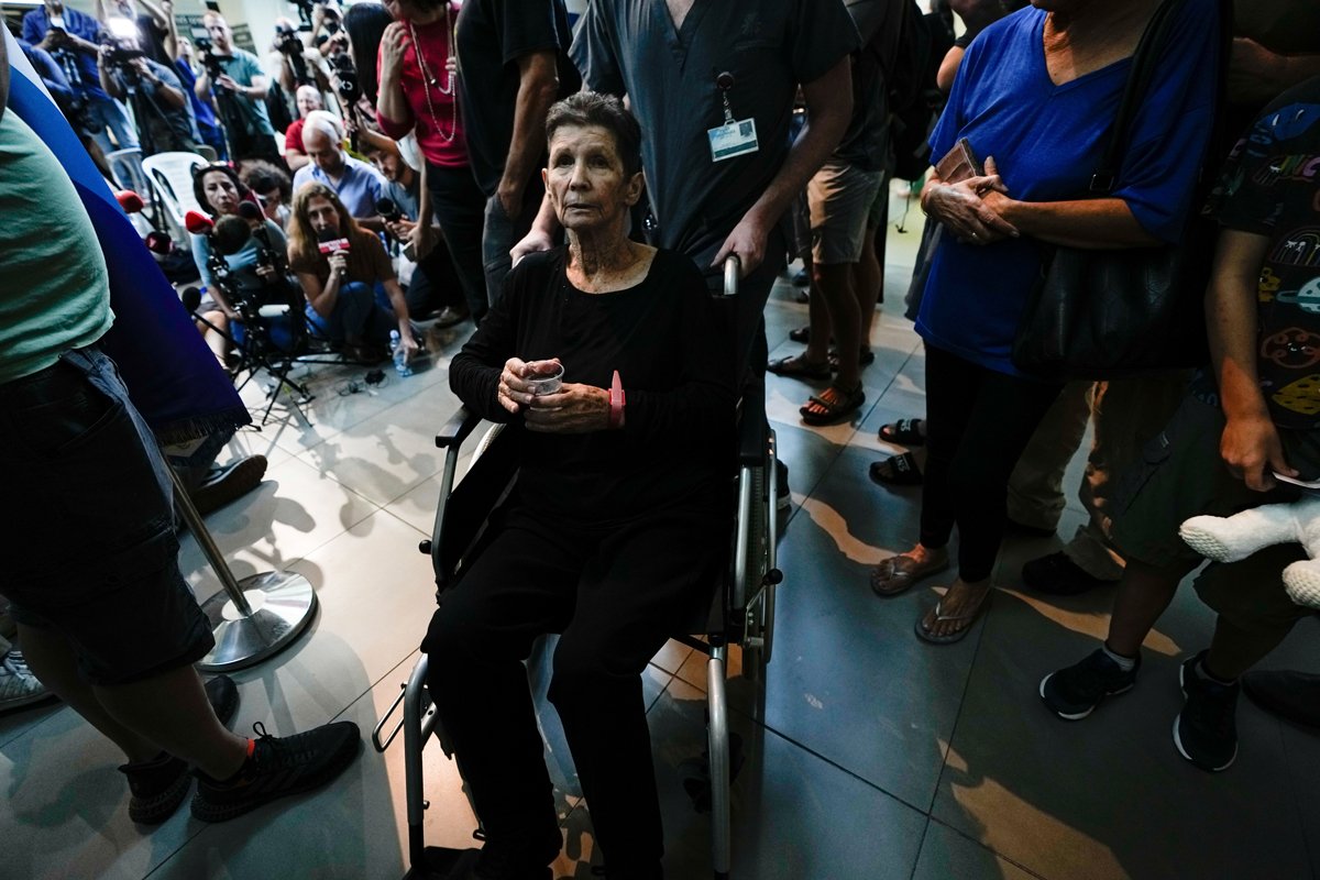 Йохевед Лифшиц после освобождения в больнице, Тель-Авив, 24 октября 2023 года. Фото: Ariel Schalit / AP Photo / Scanpix / LETA