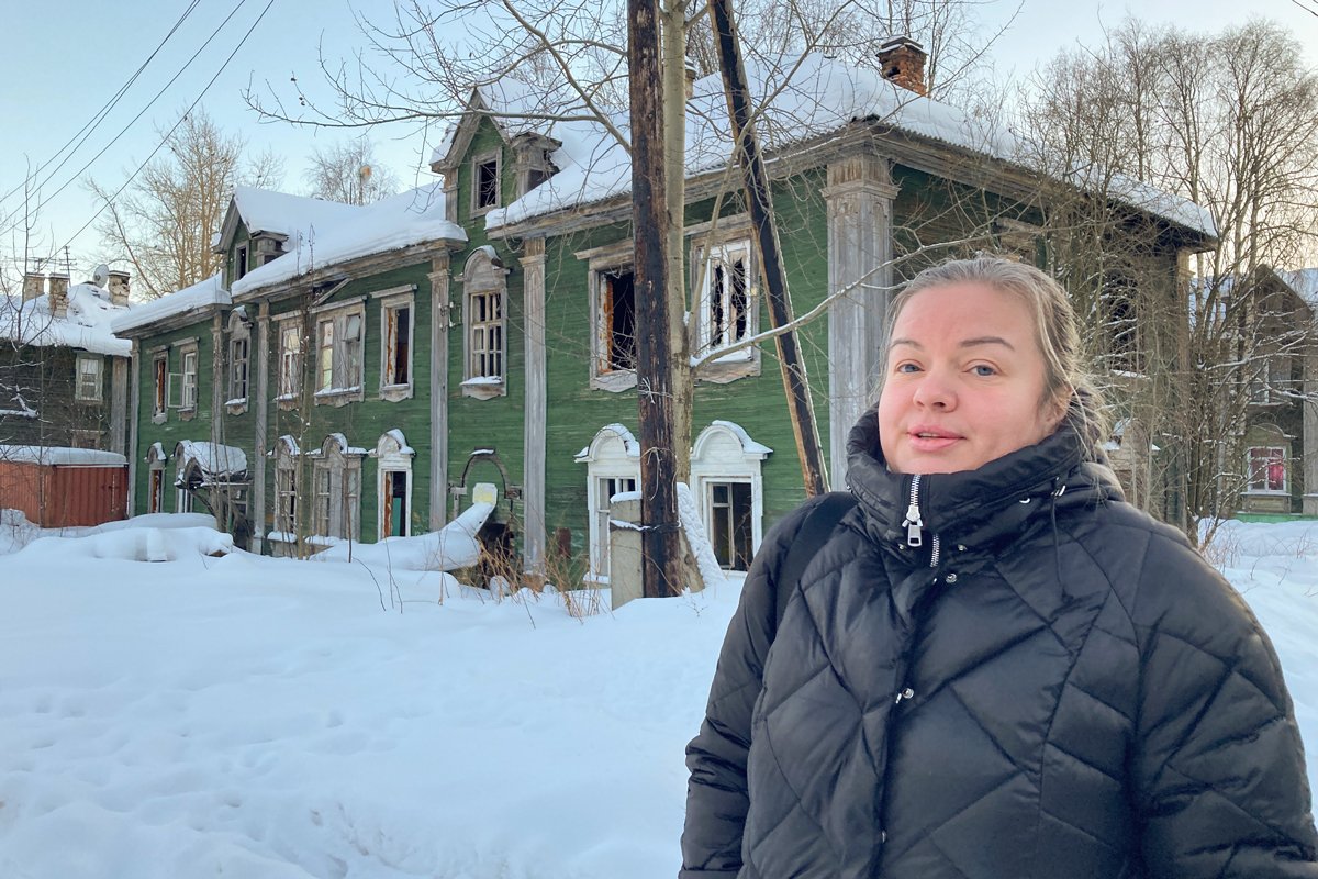 Ирина Черепанова у дома на Котласской. Фото: Ирина Стрельникова / «Ветер»