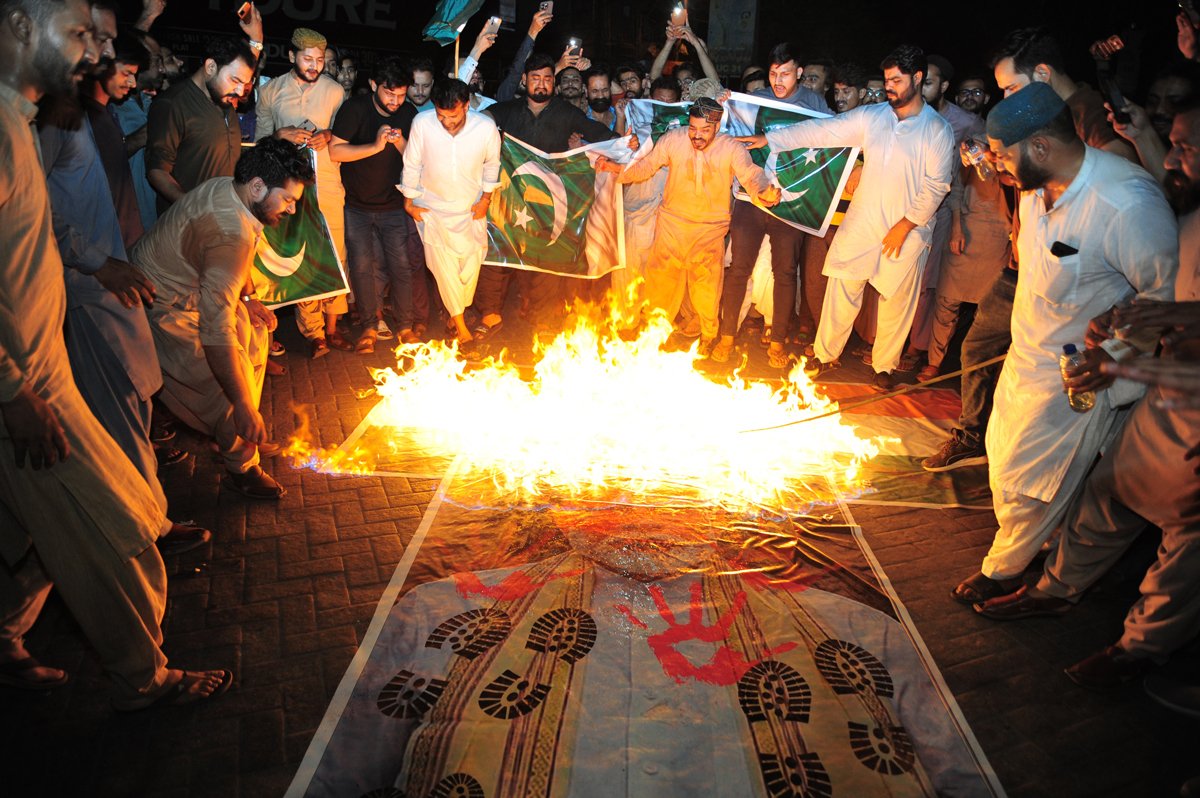 Люди сжигают портрет премьер-министра Индии Нарендры Моди после ракетных ударов Индии по территории Пакистана, Хайдарабад, Пакистан, 7 мая 2025 года. Фото: Nadeem Khawer / EPA