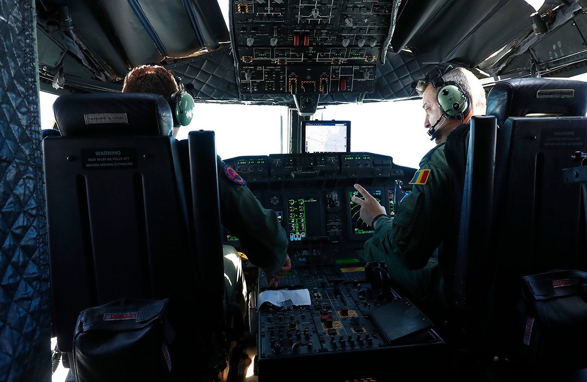 Румынские военные пилоты в кабине самолета C-27 J Spartan румынских ВВС во время учений воздушной полиции НАТО, проводимых в воздушном пространстве над международными водами Черного моря, Румыния, 2 июля 2021 года. Фото: Robert Ghement / EPA