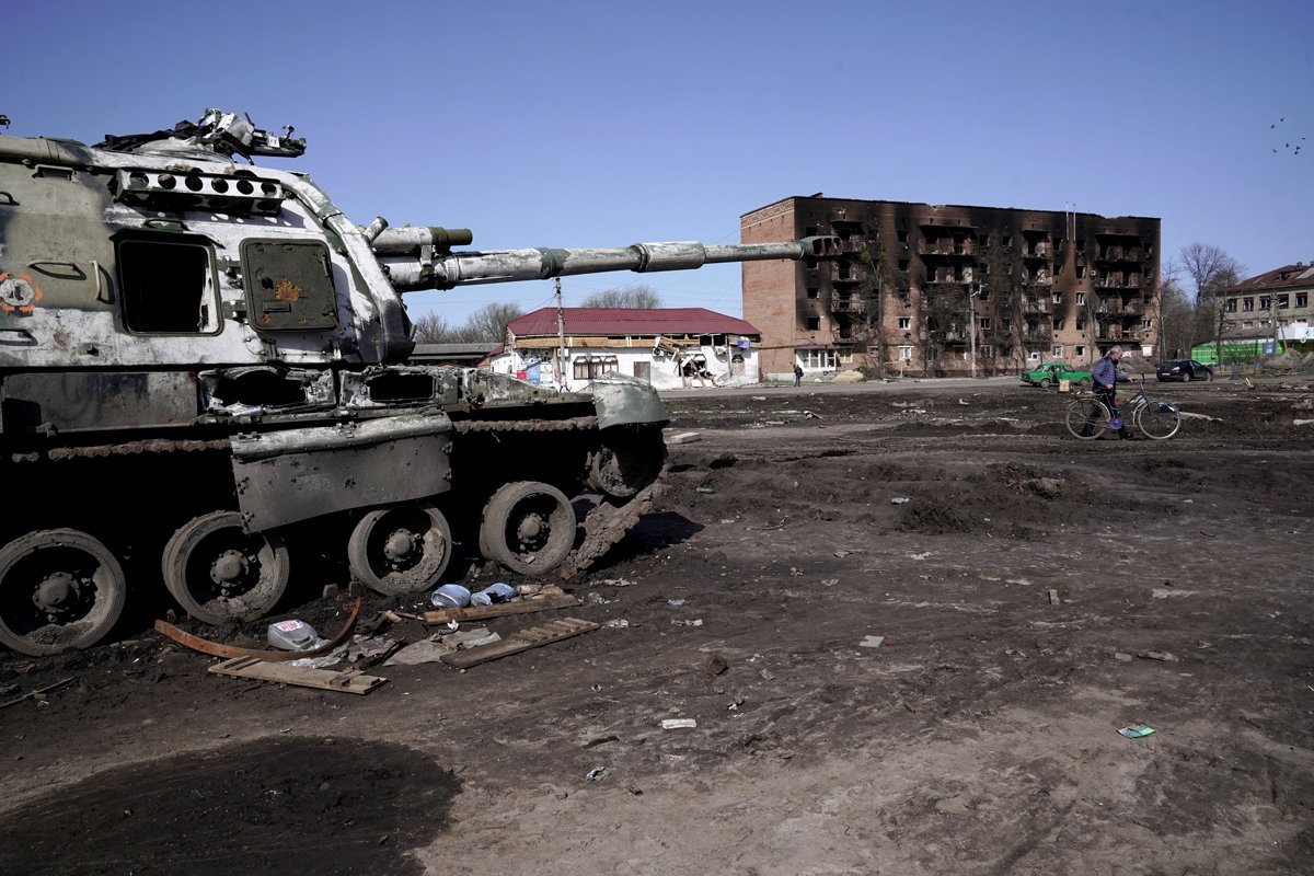 Разрушенная российская военная техника на улице Тростянца, Сумская область, Украина, 15 апреля 2022 года. Фото: Anna Voitenko / Ukrinform / NurPhoto / Shutterstock / Rex Features / Vida Press