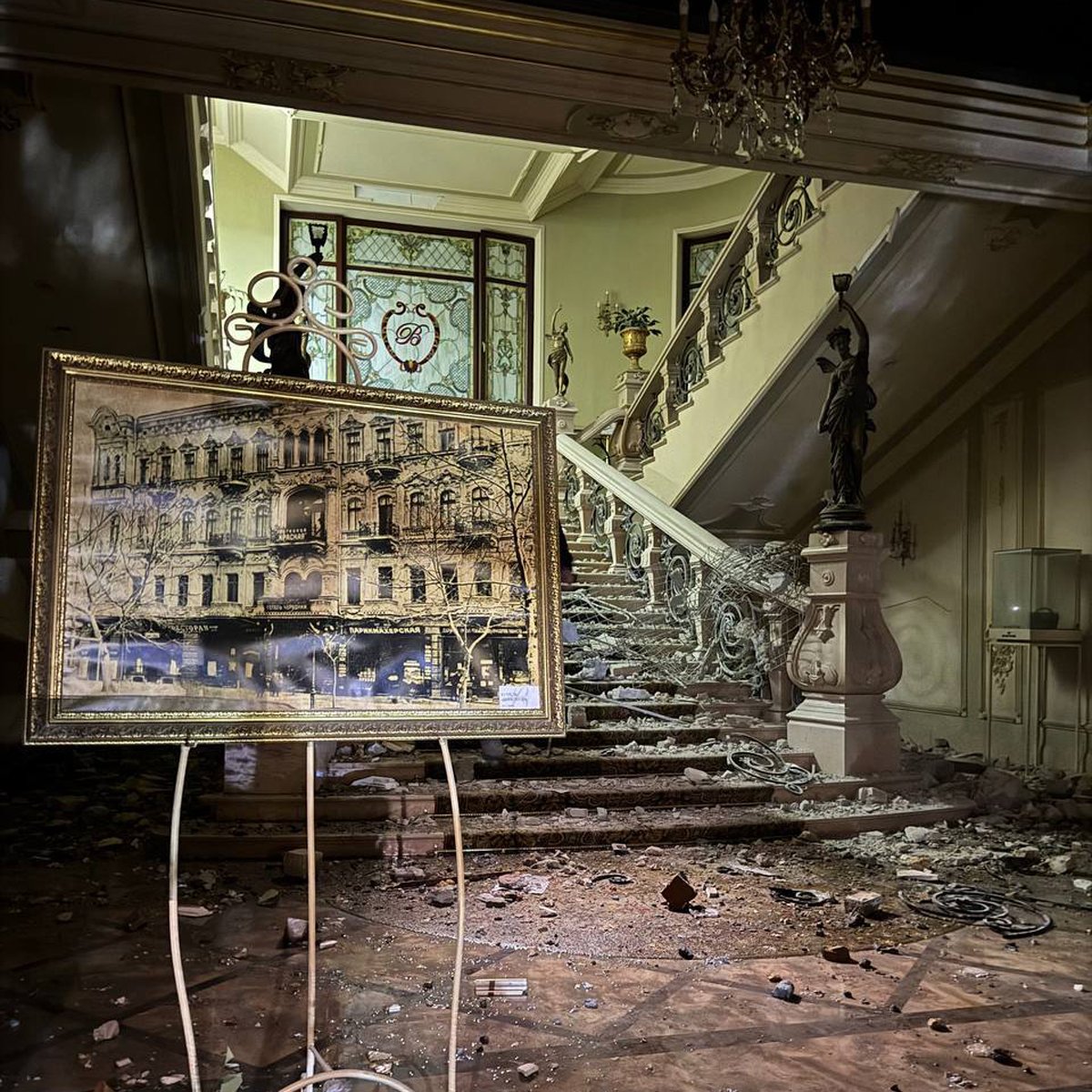 Холл гостиницы «Бристоль» после удара, 31 января 2025 года. Фото: телеграм-канал  городского головы Одессы Геннадия Труханова