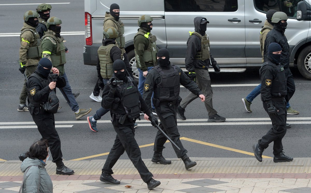 Полицейские во время акций протеста в Минске, 1 ноября 2020 года. Фото: EPA-EFE