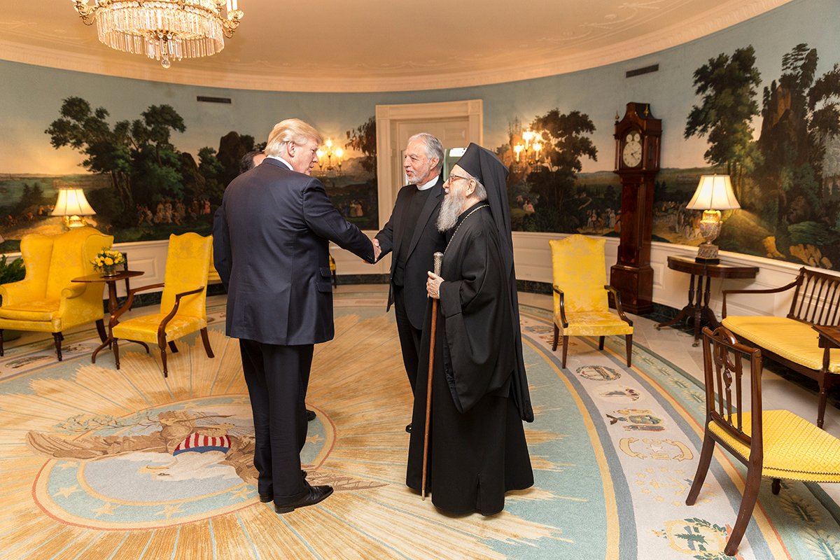 Президент Дональд Трамп встречается с отцом Алексом Карлуцосом (посередине) и   старшим архиепископом Деметриосом в Белом доме, 24 марта 2017 года. Фото: Wikimedia