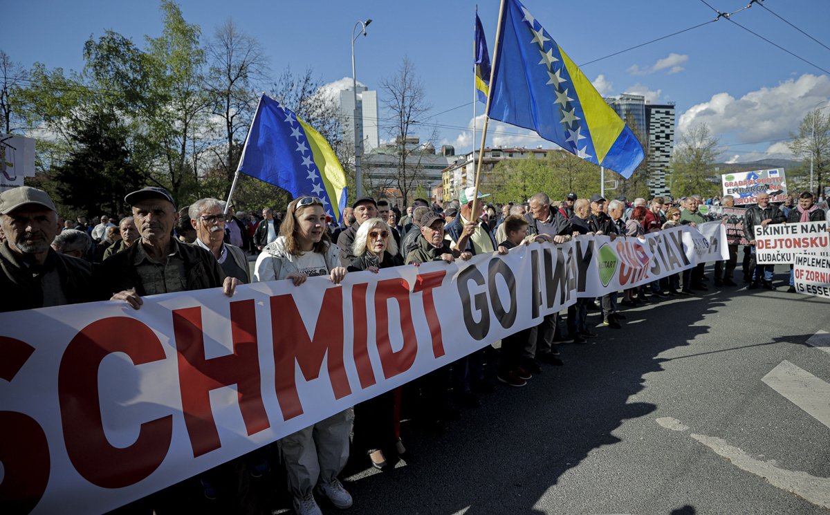 Участники акции протеста требующие отставки Кристиана Шмидта у здания офиса Верховного представителя в Сараево, 31 марта 2023 года. Фото: Samir Jordamooec / Anadolu Agency / Abaca Press / ddp images / Vida Press