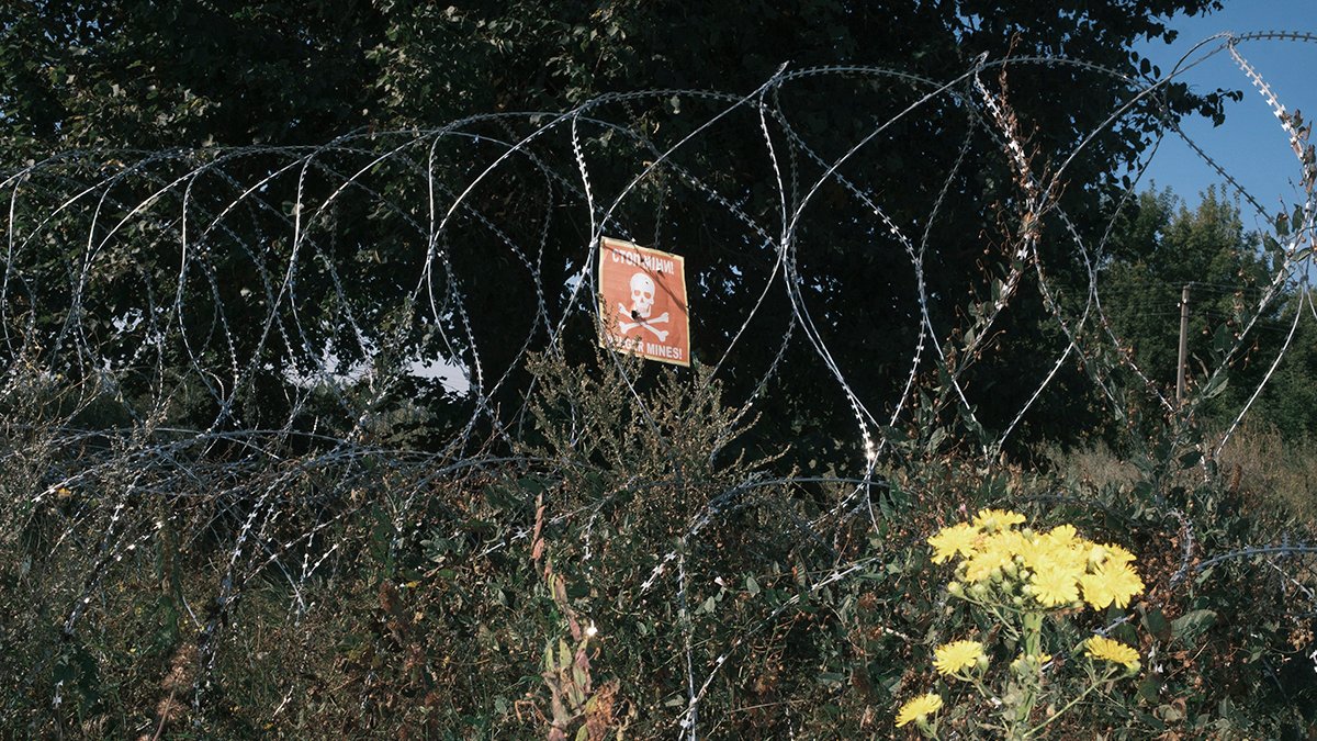Знак, предупреждающий о минах недалеко от украинско-российской границы в Курском направлении Сумской области, Украина, 16 августа 2024 года. Фото: George Ivanchenko / EPA