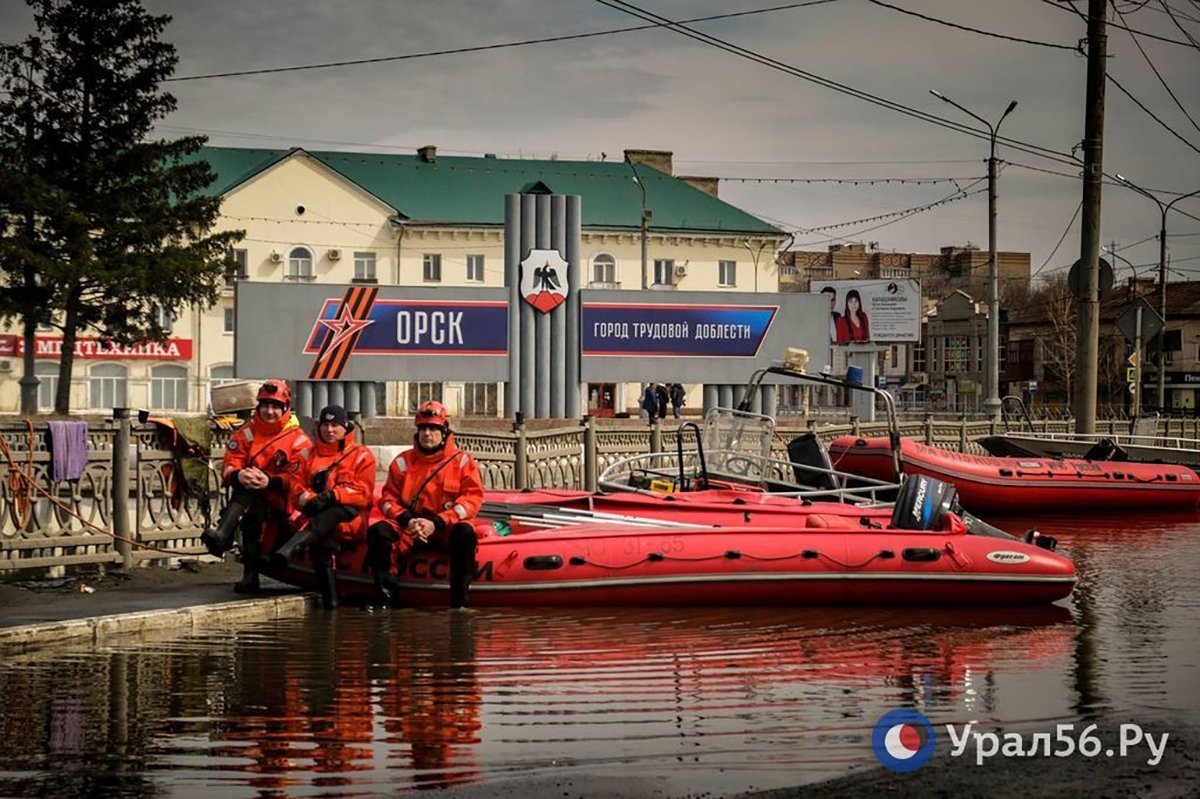 Спасатели в моторной лодке на улице затопленного Орска, апрель 2024. Фото:  ural56.ru