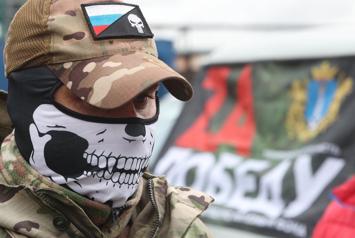 Военнослужащий принимает участие в мероприятии по отправке гуманитарной помощи российским солдатам участвующим в войне с Украиной, Московская область, 30 апреля 2025 года. Фото: Максим Шипенков / EPA