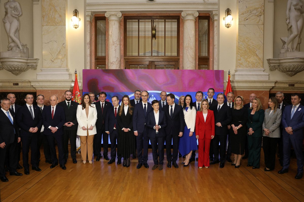 Премьер-министр Сербии Джуро Мацут и члены его кабинета церемонии приведения к присяге в парламенте в Белграде, 16 апреля 2025 года. Фото: Djordje Kojadinovic / Reuters / Scanpix / LETA