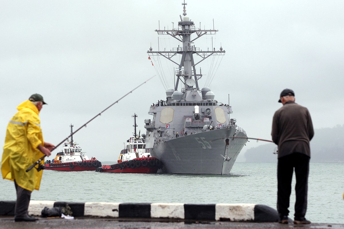 Ракетный эсминец USS Stout в грузинском порту Батуми, Грузия, 14 июля 2009 года. Фото: Zurab Kurtsikidze / EPA